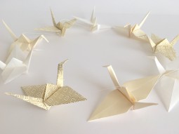 Guirlande de grues en origami blanc et or