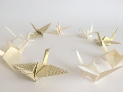 Guirlande de grues en origami blanc et or