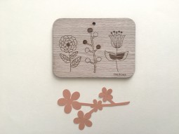 Carte en bois, motifs fleurs