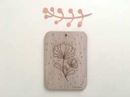Carte en bois, motif fleur