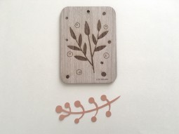 Carte en bois, motif feuillage