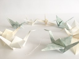 Guirlande de grues en origami vert d'eau et blanc