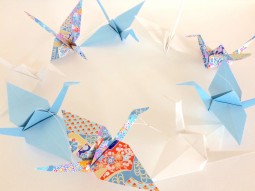 Guirlande de grues en origami bleu clair et blanc